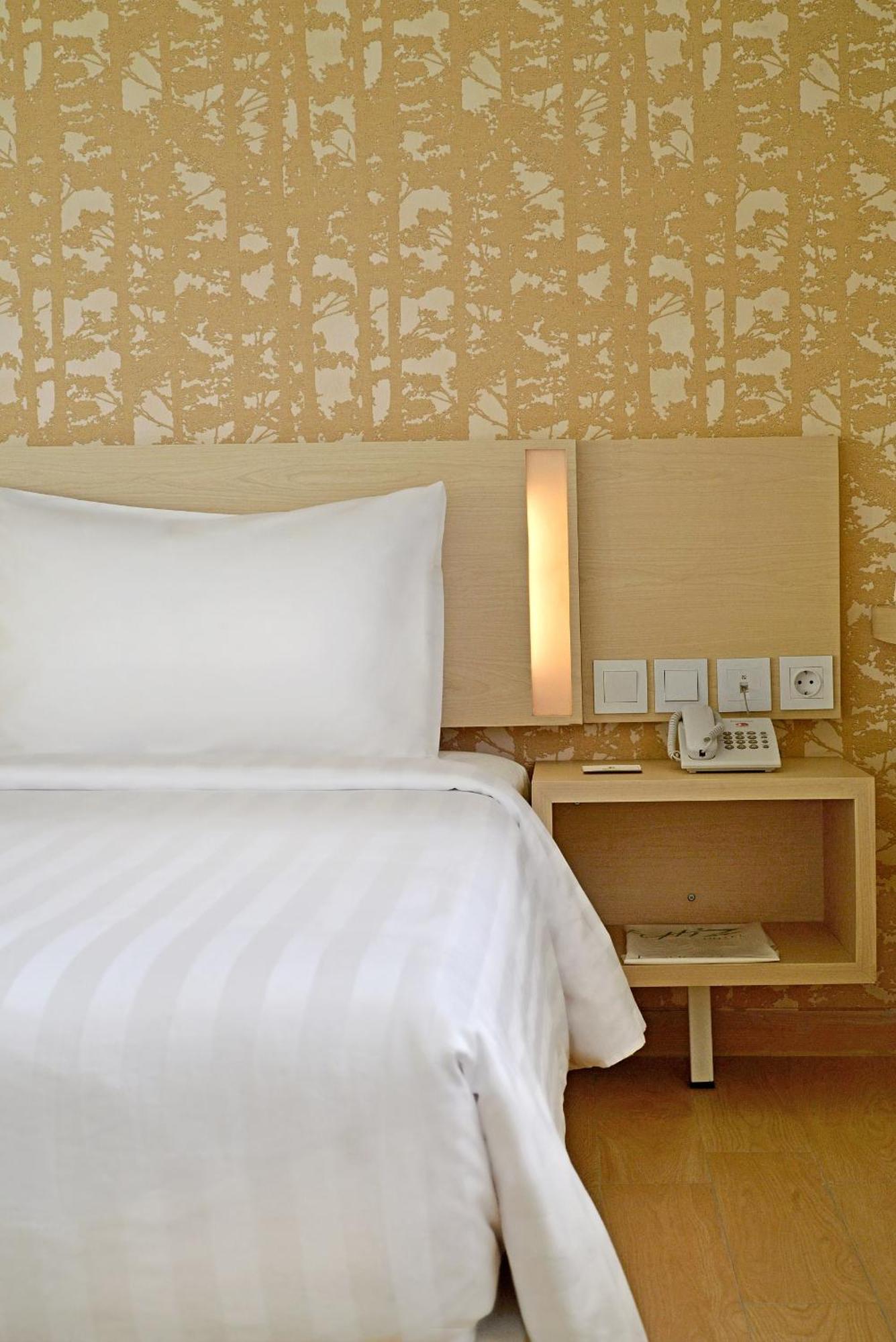 Whiz Prime Hotel Sudirman Cilacap Extérieur photo